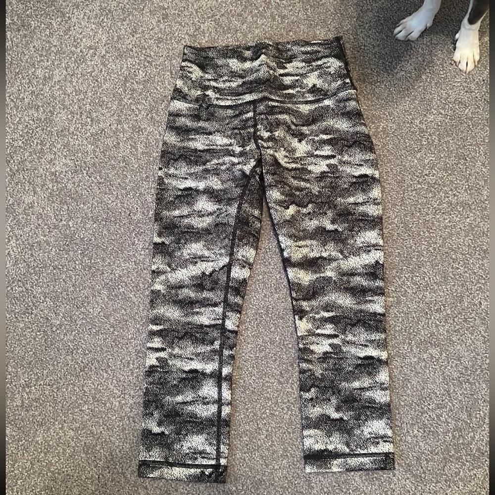 Lulu lemon black, white and grey camo cloud size 6